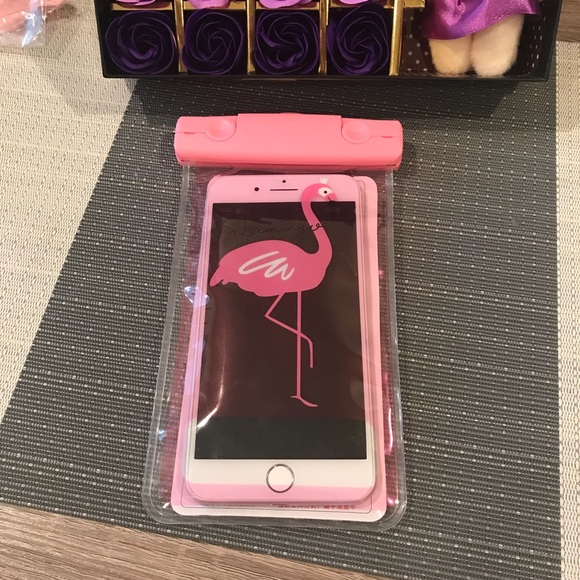 Pink waterproof phone case - Picture 2 of 3